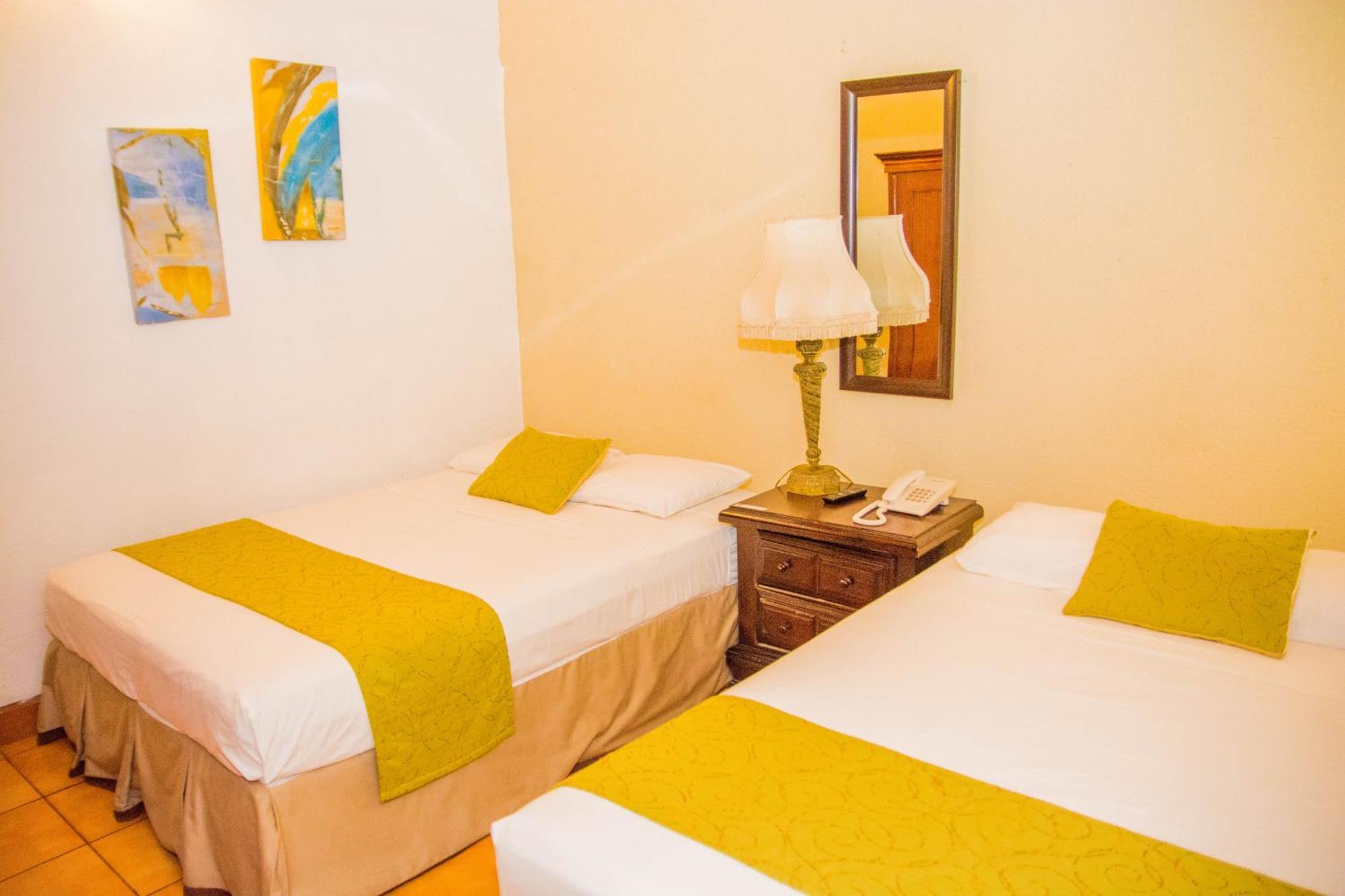 Hostal Fuente Castalia, B Y B Leon Bagian luar foto