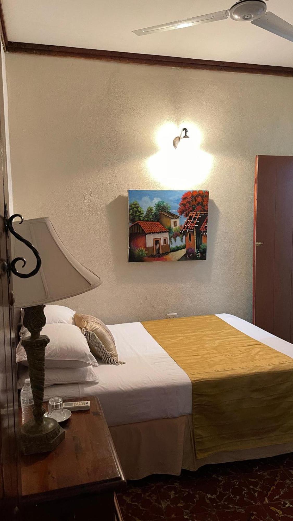 Hostal Fuente Castalia, B Y B Leon Bagian luar foto